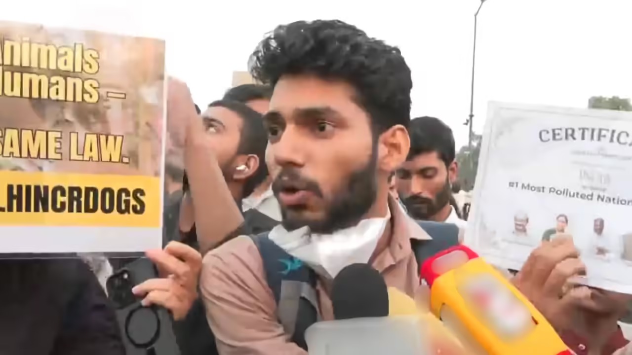 Citizens wearing masks protesting in Delhi over severe air pollution crisis