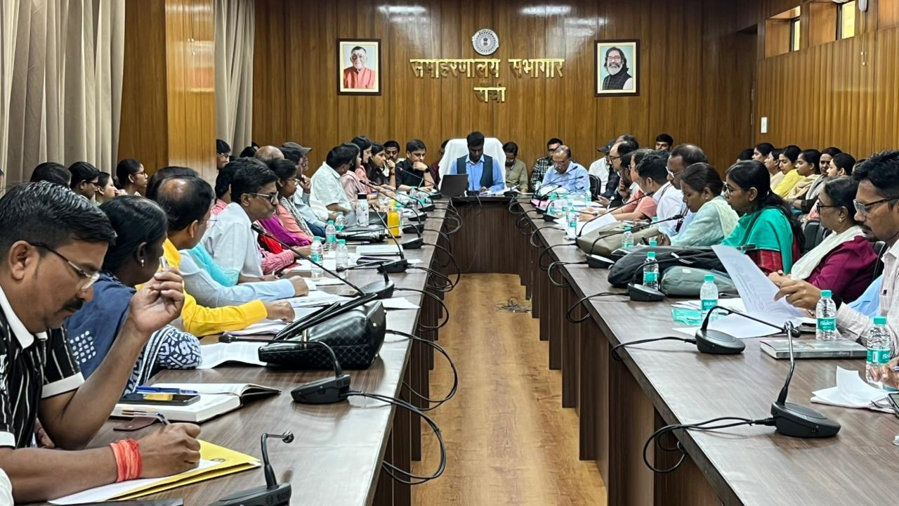 DC Ranchi Manjunath Bhajantri reviewing health and social welfare schemes in Ranchi April 2026.