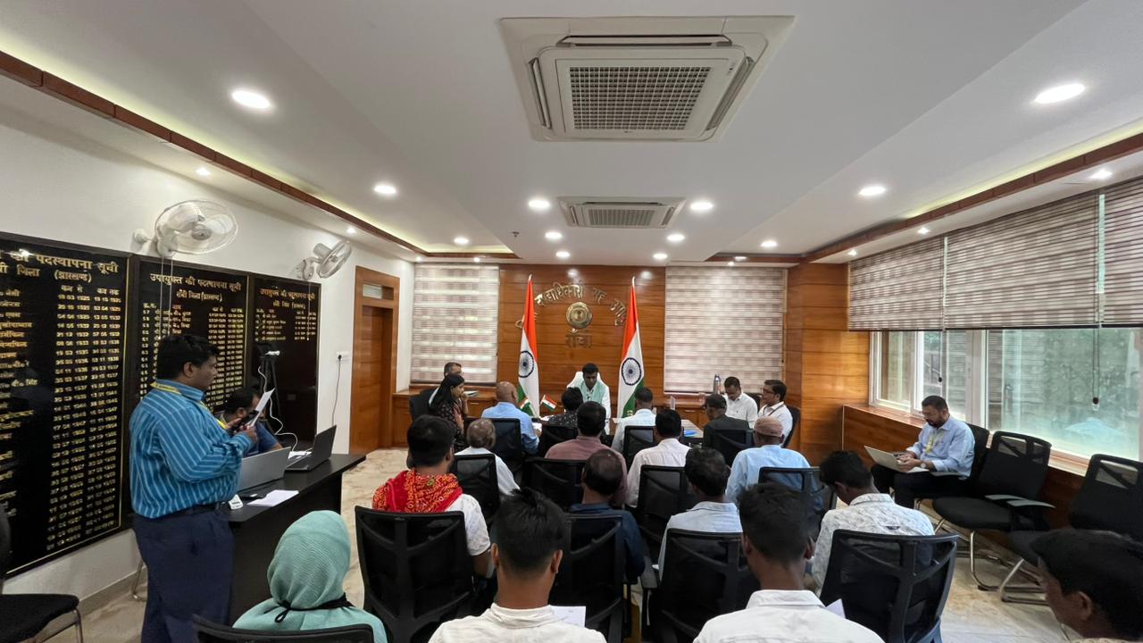 DC Ranchi Manjunath Bhajantri gifts electric tricycle to রমেশwar Mahto in Janta Darbar.