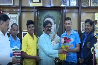 मुख्यमंत्री हेमंत सोरेन ने डेफ क्रिकेट टीम को किया सम्मानित