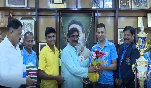 मुख्यमंत्री हेमंत सोरेन ने डेफ क्रिकेट टीम को किया सम्मानित
