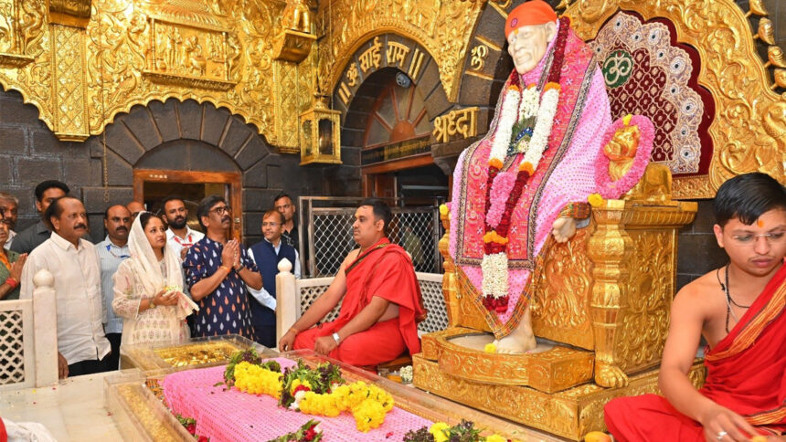 Hemant Soren's Shirdi Visit: Hemant Soren arrives in Shirdi; bows his head at the feet of Sai Baba.