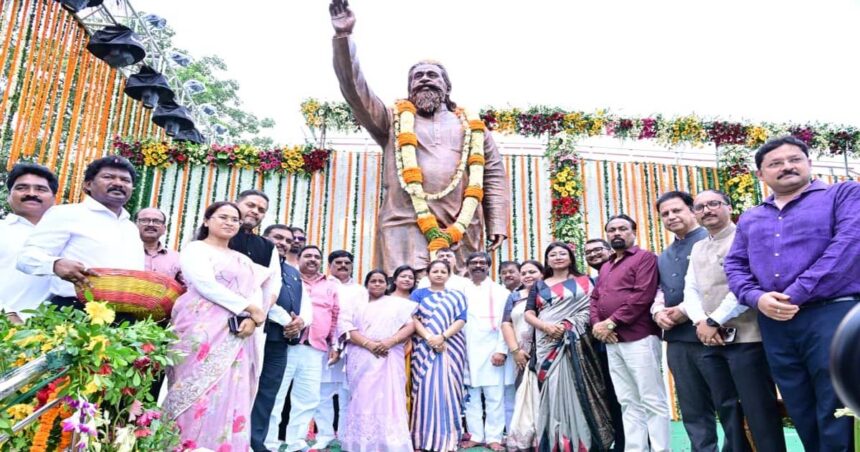 Ranchi News: Hemant Soren gets emotional on the first death anniversary of 'Dishom Guru' Shibu Soren.