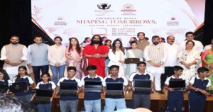 Actress Shivani Sharma ने की शिवानीशर्मा फाउंडेशन की शुरुआत, मुंबई में 50 बच्चों को मिला लैपटॉप