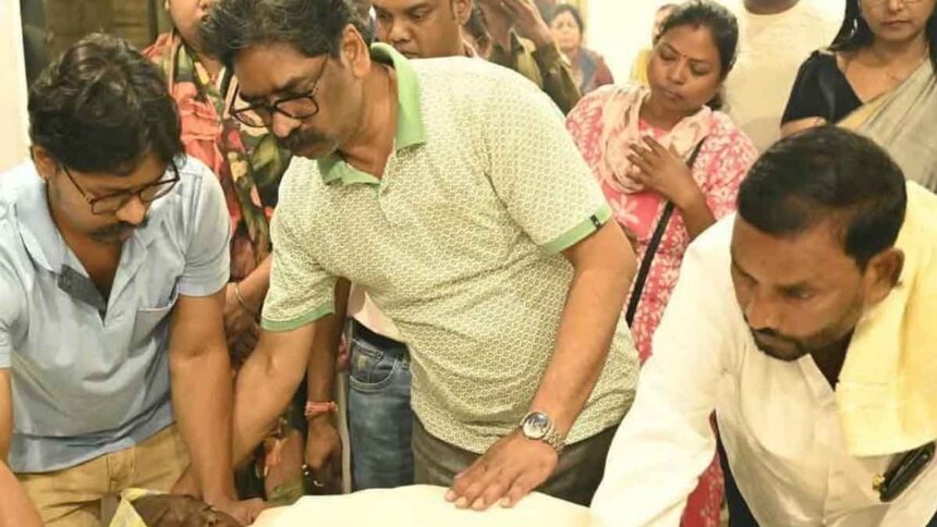 Rupi Soren Last Rites: Last rites of Hemant Soren's mother, Rupi Soren, performed.